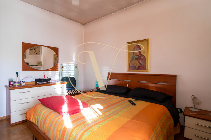 Al quinto e ultimo piano di una palazzina con ascensore, proponiamo in vendita un ampio appartame...