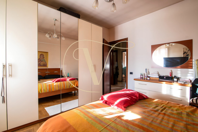 Al quinto e ultimo piano di una palazzina con ascensore, proponiamo in vendita un ampio appartame...