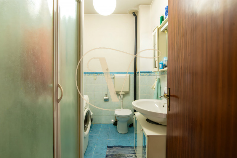 Al quinto e ultimo piano di una palazzina con ascensore, proponiamo in vendita un ampio appartame...