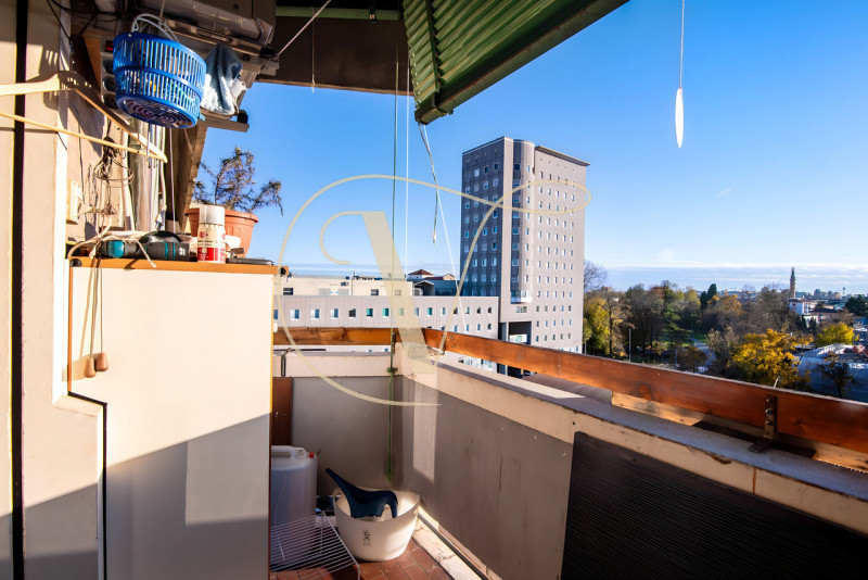 Al quinto e ultimo piano di una palazzina con ascensore, proponiamo in vendita un ampio appartame...
