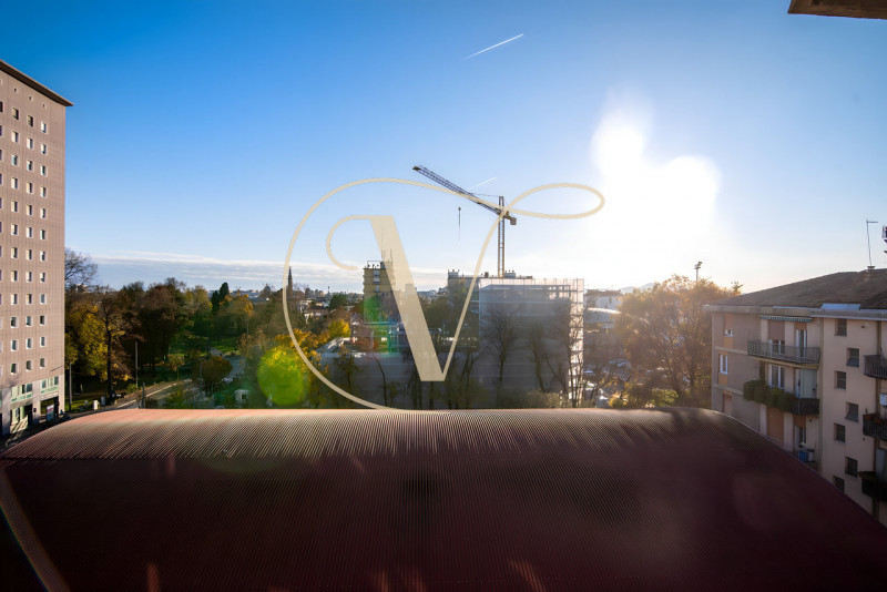 Al quinto e ultimo piano di una palazzina con ascensore, proponiamo in vendita un ampio appartame...