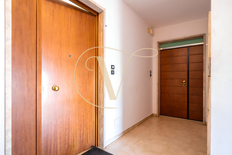 Al quinto e ultimo piano di una palazzina con ascensore, proponiamo in vendita un ampio appartame...