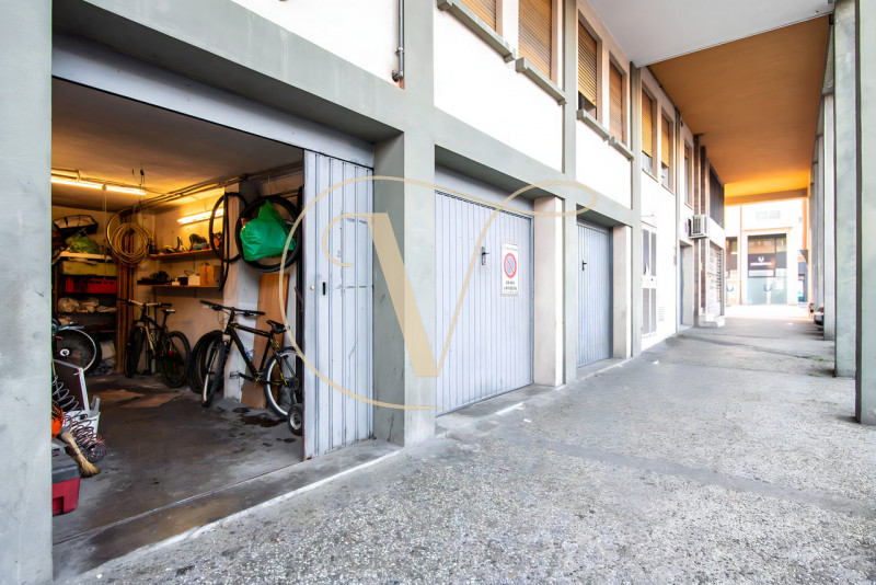 Al quinto e ultimo piano di una palazzina con ascensore, proponiamo in vendita un ampio appartame...