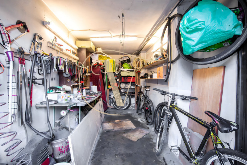 Al quinto e ultimo piano di una palazzina con ascensore, proponiamo in vendita un ampio appartame...