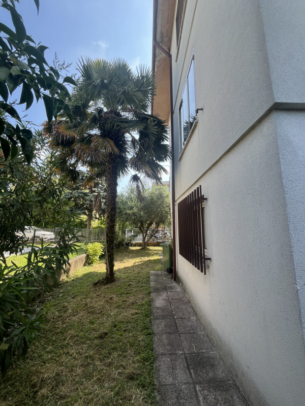 Scoprite questa splendida mezza bifamiliare situata nella tranquilla e ricercata zona residenzial...