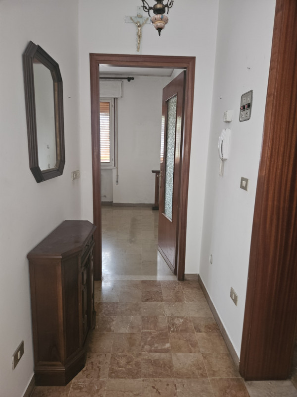 Scoprite questa splendida mezza bifamiliare situata nella tranquilla e ricercata zona residenzial...