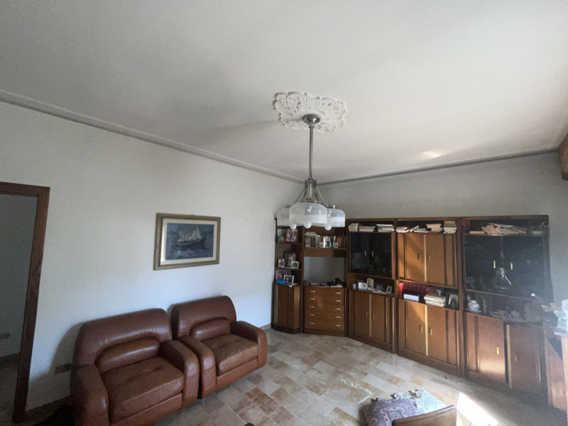 Scoprite questa splendida mezza bifamiliare situata nella tranquilla e ricercata zona residenzial...