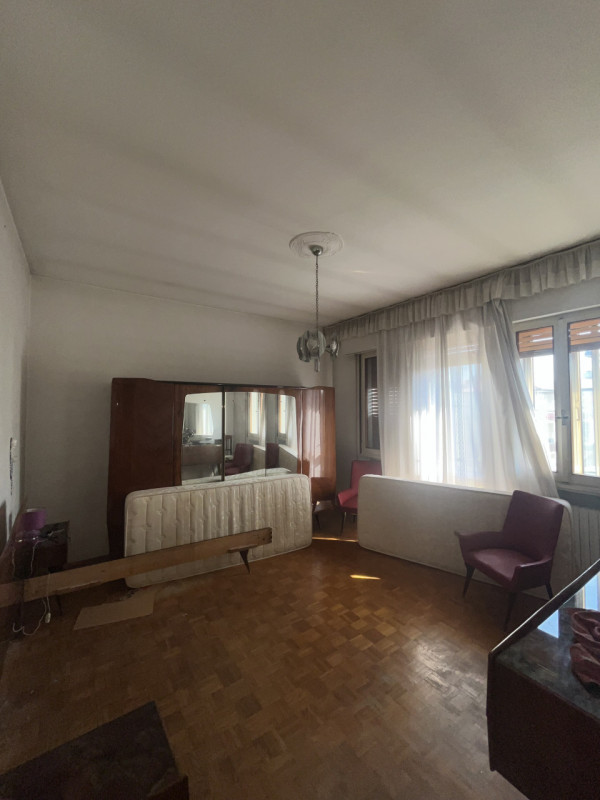 Scoprite questa splendida mezza bifamiliare situata nella tranquilla e ricercata zona residenzial...