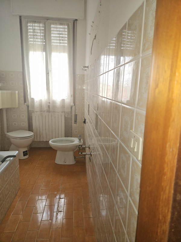 Scoprite questa splendida mezza bifamiliare situata nella tranquilla e ricercata zona residenzial...