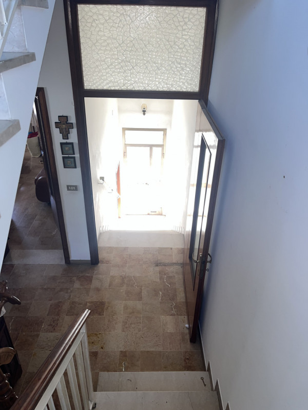 Scoprite questa splendida mezza bifamiliare situata nella tranquilla e ricercata zona residenzial...