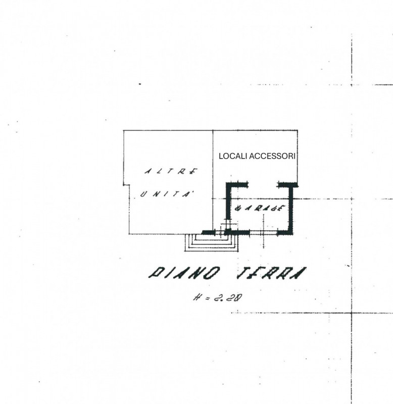 Scoprite questa splendida mezza bifamiliare situata nella tranquilla e ricercata zona residenzial...
