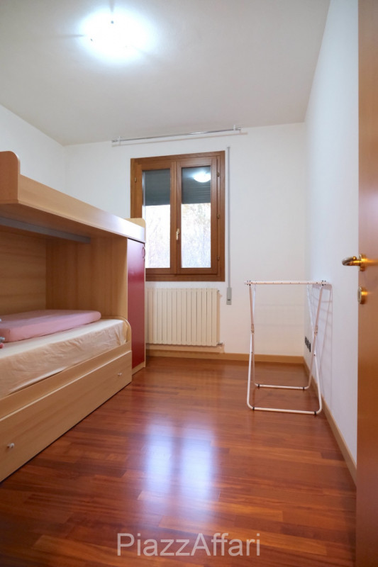 Piove di Sacco, Via Fratelli Maristi, in una stradina chiusa del quartiere Madonna delle Grazie e...