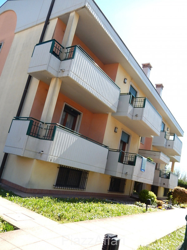 Piove di Sacco, Via Fratelli Maristi, in una stradina chiusa del quartiere Madonna delle Grazie e...