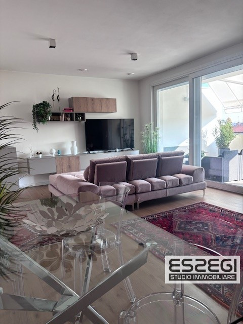 Crocefisso-Ponte 4 Martiri: Proponiamo pari al nuovo, elegante duplex completamente arredato come...