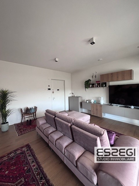 Crocefisso-Ponte 4 Martiri: Proponiamo pari al nuovo, elegante duplex completamente arredato come...