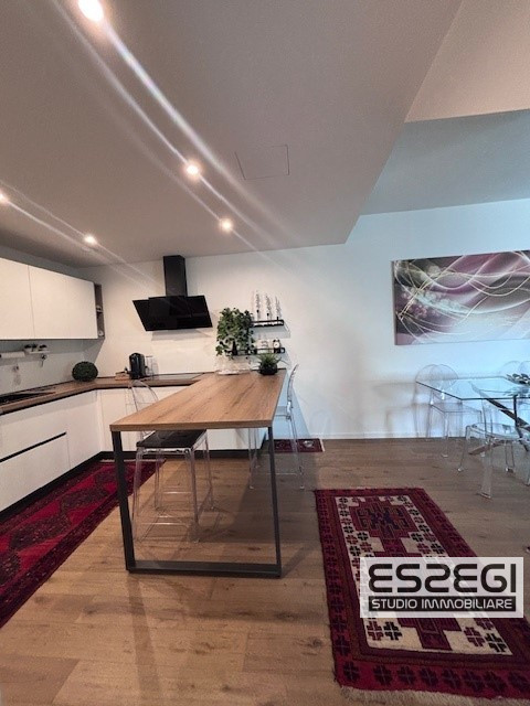 Crocefisso-Ponte 4 Martiri: Proponiamo pari al nuovo, elegante duplex completamente arredato come...