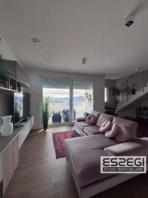 Crocefisso-Ponte 4 Martiri: Proponiamo pari al nuovo, elegante duplex completamente arredato come...