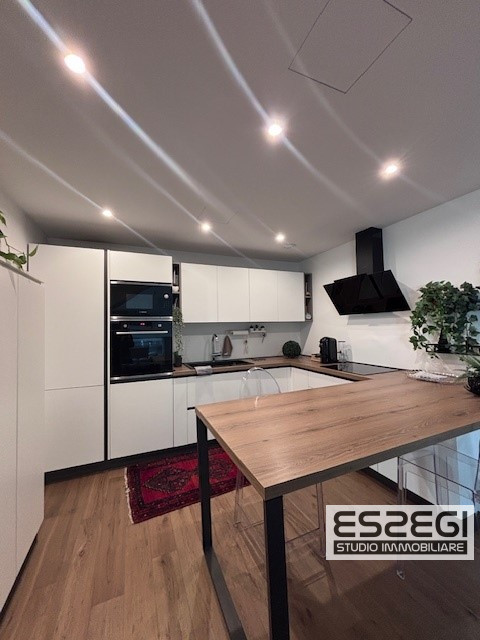 Crocefisso-Ponte 4 Martiri: Proponiamo pari al nuovo, elegante duplex completamente arredato come...