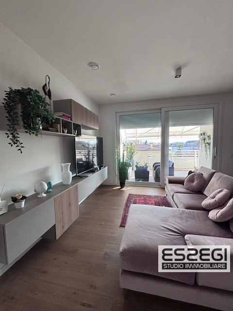 Crocefisso-Ponte 4 Martiri: Proponiamo pari al nuovo, elegante duplex completamente arredato come...