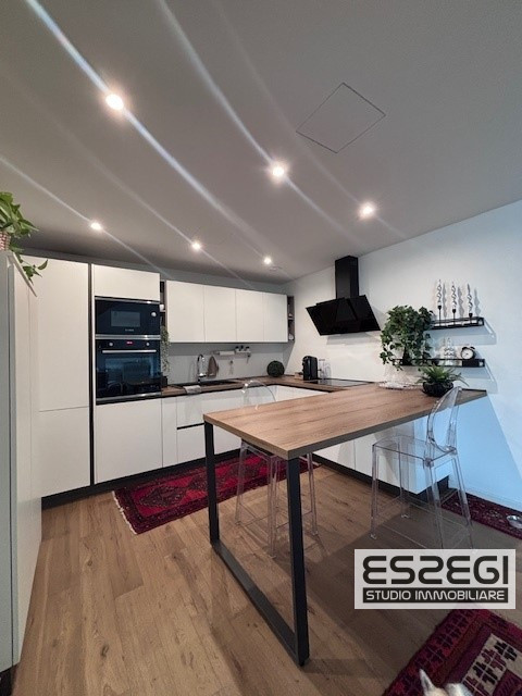 Crocefisso-Ponte 4 Martiri: Proponiamo pari al nuovo, elegante duplex completamente arredato come...