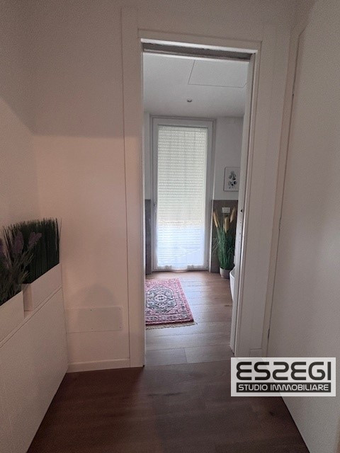 Crocefisso-Ponte 4 Martiri: Proponiamo pari al nuovo, elegante duplex completamente arredato come...