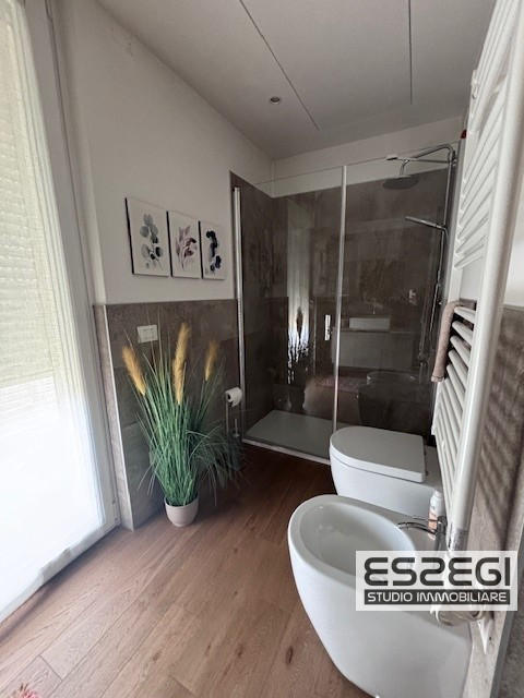 Crocefisso-Ponte 4 Martiri: Proponiamo pari al nuovo, elegante duplex completamente arredato come...