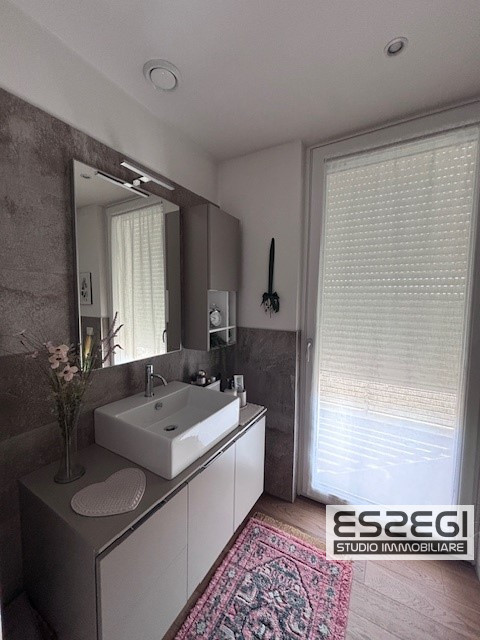 Crocefisso-Ponte 4 Martiri: Proponiamo pari al nuovo, elegante duplex completamente arredato come...