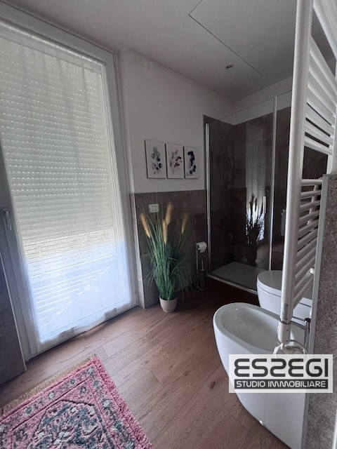 Crocefisso-Ponte 4 Martiri: Proponiamo pari al nuovo, elegante duplex completamente arredato come...