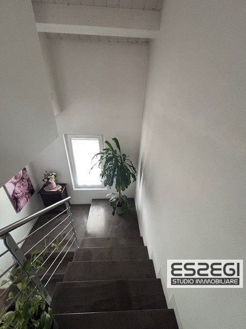 Crocefisso-Ponte 4 Martiri: Proponiamo pari al nuovo, elegante duplex completamente arredato come...