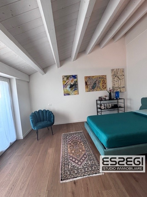 Crocefisso-Ponte 4 Martiri: Proponiamo pari al nuovo, elegante duplex completamente arredato come...