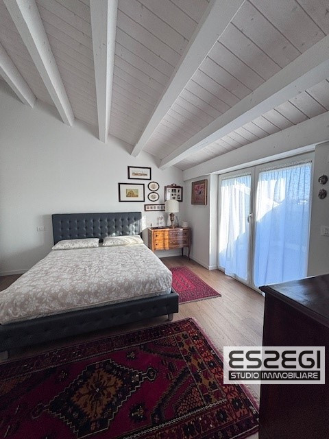 Crocefisso-Ponte 4 Martiri: Proponiamo pari al nuovo, elegante duplex completamente arredato come...