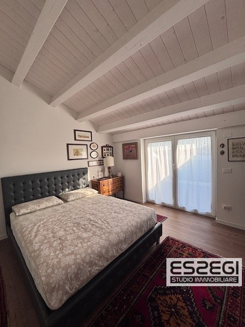 Crocefisso-Ponte 4 Martiri: Proponiamo pari al nuovo, elegante duplex completamente arredato come...