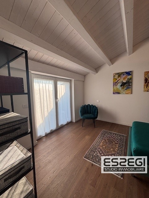 Crocefisso-Ponte 4 Martiri: Proponiamo pari al nuovo, elegante duplex completamente arredato come...