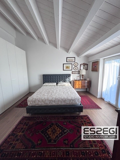 Crocefisso-Ponte 4 Martiri: Proponiamo pari al nuovo, elegante duplex completamente arredato come...