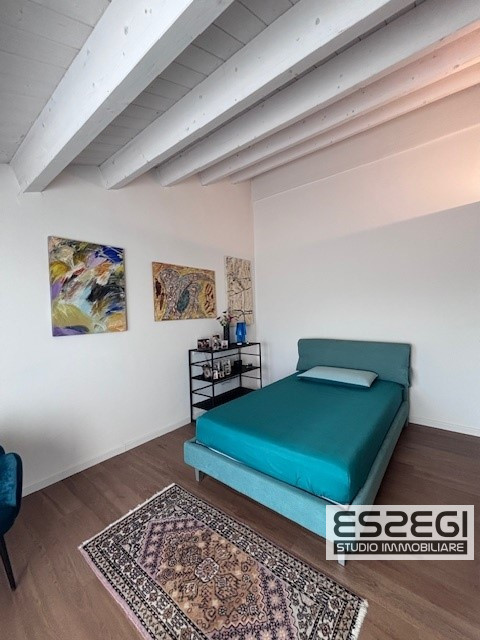 Crocefisso-Ponte 4 Martiri: Proponiamo pari al nuovo, elegante duplex completamente arredato come...