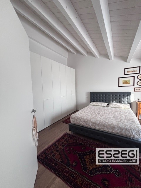 Crocefisso-Ponte 4 Martiri: Proponiamo pari al nuovo, elegante duplex completamente arredato come...