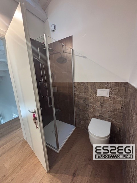 Crocefisso-Ponte 4 Martiri: Proponiamo pari al nuovo, elegante duplex completamente arredato come...