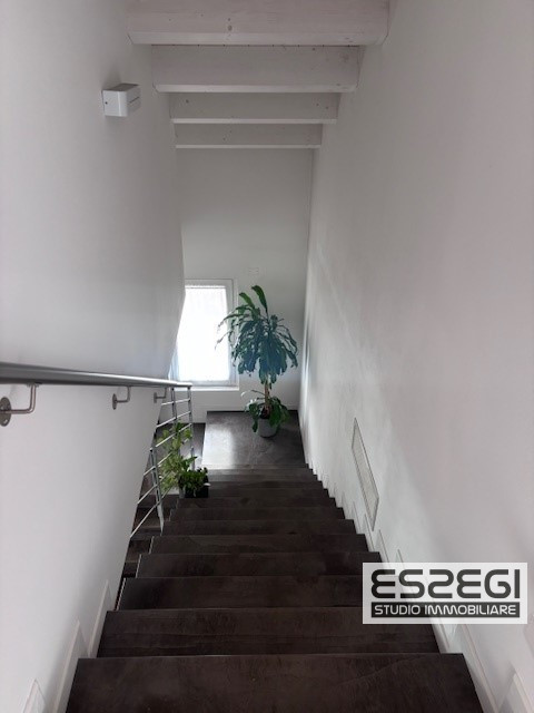 Crocefisso-Ponte 4 Martiri: Proponiamo pari al nuovo, elegante duplex completamente arredato come...