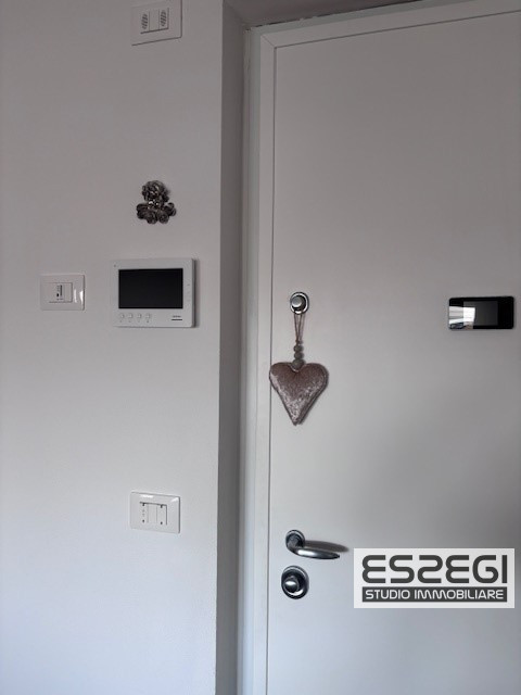 Crocefisso-Ponte 4 Martiri: Proponiamo pari al nuovo, elegante duplex completamente arredato come...