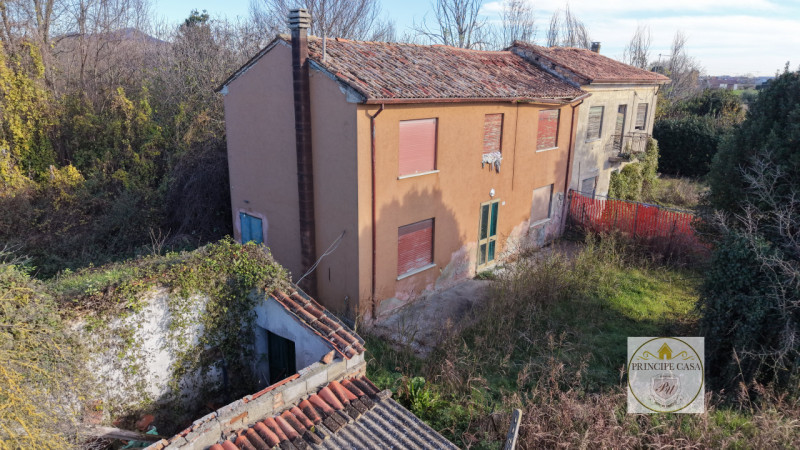 MONSELICE: Proponiamo in vendita, tra Este e Monselice e a pochi passi dalla viabilità principale...