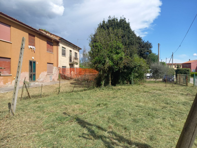 MONSELICE: Proponiamo in vendita, tra Este e Monselice e a pochi passi dalla viabilità principale...