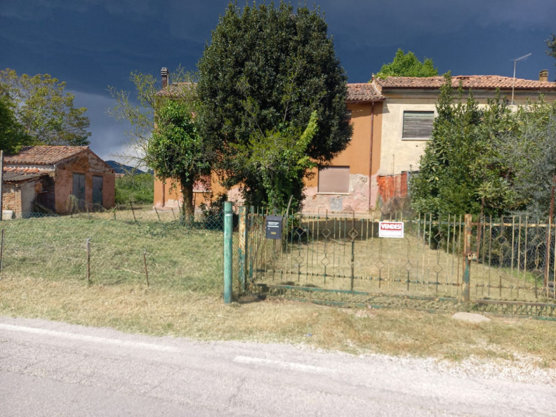 MONSELICE: Proponiamo in vendita, tra Este e Monselice e a pochi passi dalla viabilità principale...