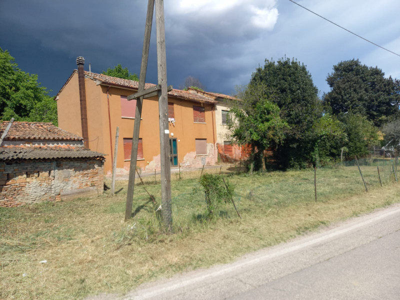 MONSELICE: Proponiamo in vendita, tra Este e Monselice e a pochi passi dalla viabilità principale...