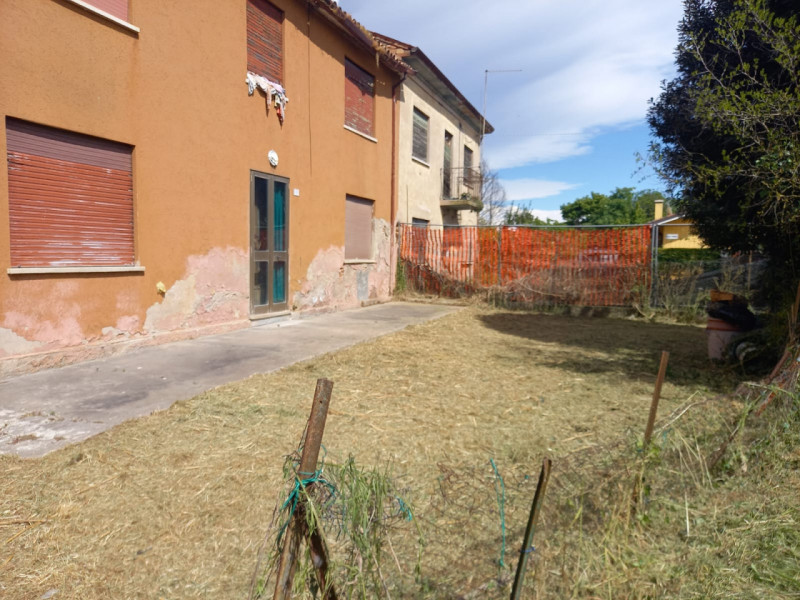 MONSELICE: Proponiamo in vendita, tra Este e Monselice e a pochi passi dalla viabilità principale...