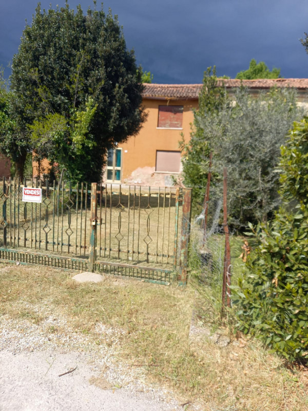 MONSELICE: Proponiamo in vendita, tra Este e Monselice e a pochi passi dalla viabilità principale...