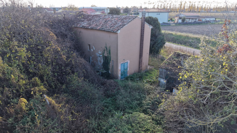 MONSELICE: Proponiamo in vendita, tra Este e Monselice e a pochi passi dalla viabilità principale...