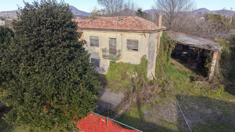 MONSELICE: Proponiamo in vendita, tra Este e Monselice e a pochi passi dalla viabilità principale...