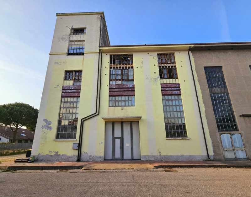 Proponiamo in vendita a Este, magazzino nella zona artigianale, ideale per chi cerca una soluzion...