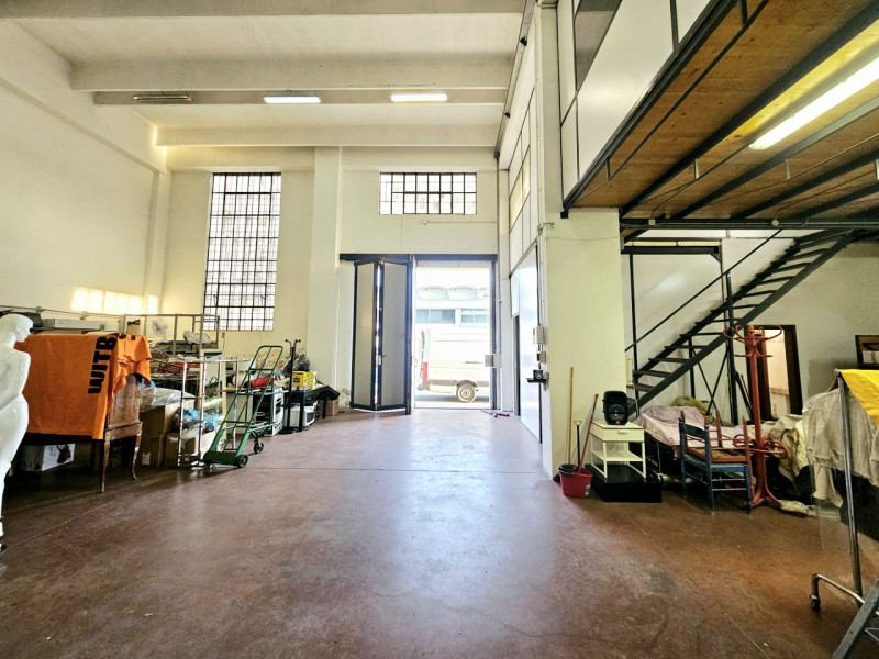 Proponiamo in vendita a Este, magazzino nella zona artigianale, ideale per chi cerca una soluzion...