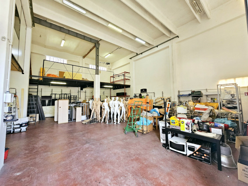 Proponiamo in vendita a Este, magazzino nella zona artigianale, ideale per chi cerca una soluzion...